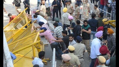 Protestors storming into Panjab University through Gate No. 1 on Monday. (Keshav Singh/HT) Protestors storming into Panjab University through Gate No. 1 on Monday. (Keshav Singh/HT)