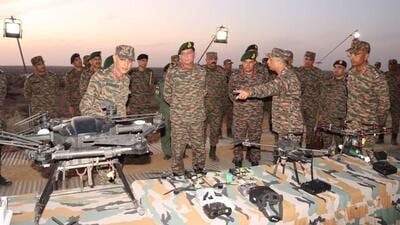 Senior military officials inspect the war exercise near Pakistan border in Rajasthan’s Jaisalmer district. (HT Photo) Senior military officials inspect the war exercise near Pakistan border in Rajasthan’s Jaisalmer district. (HT Photo)