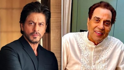 Shah Rukh Khan visited Dharmendra at Mumbai's Breach Candy Hospital on Monday night. Shah Rukh Khan visited Dharmendra at Mumbai's Breach Candy Hospital on Monday night.