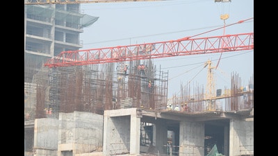 The Authority has directed the construction agencies to stop all kinds of construction work including work on Chilla elevated road, road resurfacing on Dadri beneath Bhangel elevated road, digging for laying cables or drainage and other such projects to reduce the pollution, said officials. (Sunil Ghosh/HT Photo) The Authority has directed the construction agencies to stop all kinds of construction work including work on Chilla elevated road, road resurfacing on Dadri beneath Bhangel elevated road, digging for laying cables or drainage and other such projects to reduce the pollution, said officials. (Sunil Ghosh/HT Photo)
