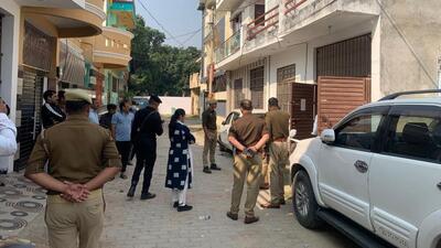 The Uttar Pradesh ATS and Lucknow Police raided a doctor’s residence in Madiyaon area of Lucknow on Tuesday. (HT Photo) The Uttar Pradesh ATS and Lucknow Police raided a doctor’s residence in Madiyaon area of Lucknow on Tuesday. (HT Photo)