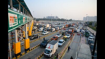 The highway body said 1,500 passes were issued on Monday; three lanes near Bijwasan toll are toll-free for three days to help local residents get passes. (Parveen Kumar/HT) The highway body said 1,500 passes were issued on Monday; three lanes near Bijwasan toll are toll-free for three days to help local residents get passes. (Parveen Kumar/HT)
