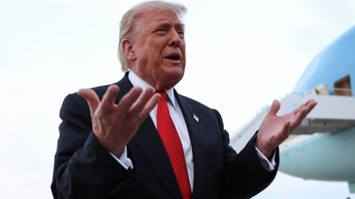 U.S. President Donald Trump speaks to reporters upon his return to Washington at Joint Base Andrews in Maryland, U.S., November 9, 2025.  REUTERS/Kevin Lamarque (REUTERS)