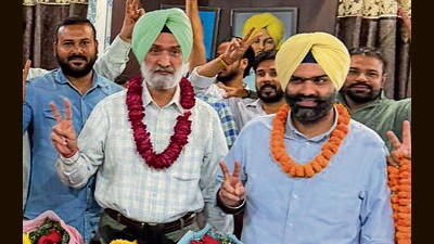 Udayveer Dhillon (extreme right) poses with his father and senior Congress leader Deepinder Singh Dhillon in Zirakpur on Tuesday. (HT Photo)