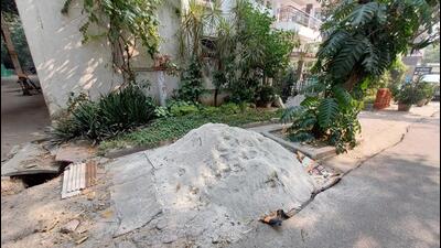 Uncovered sand in Defence Colony. (Sanjeev Verma/HT Photo) Uncovered sand in Defence Colony. (Sanjeev Verma/HT Photo)