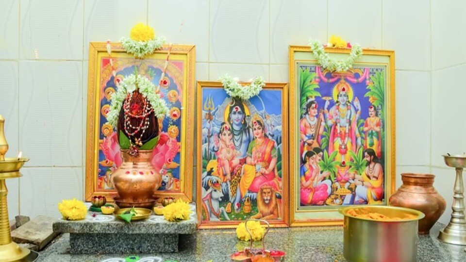 <p>పూజ గది - వాస్తు శాస్త్రం ప్రకారంగా, పశ్చిమ దిక్కులో పూజ గదిని నిర్మించడం వల్ల శని దేవుడితో పాటుగా ఇతర దేవుళ్ళు, దేవతలకు కోపం వస్తుంది. పూజకు అత్యంత పవిత్రమైన దిశ ఈశాన్యం. శని యంత్రాన్ని పశ్చిమ దిక్కులో ఉంచండి. ఇది కర్మను మెరుగుపరుస్తుంది మరియు అడ్డంకులను తొలగిస్తుంది.</p>