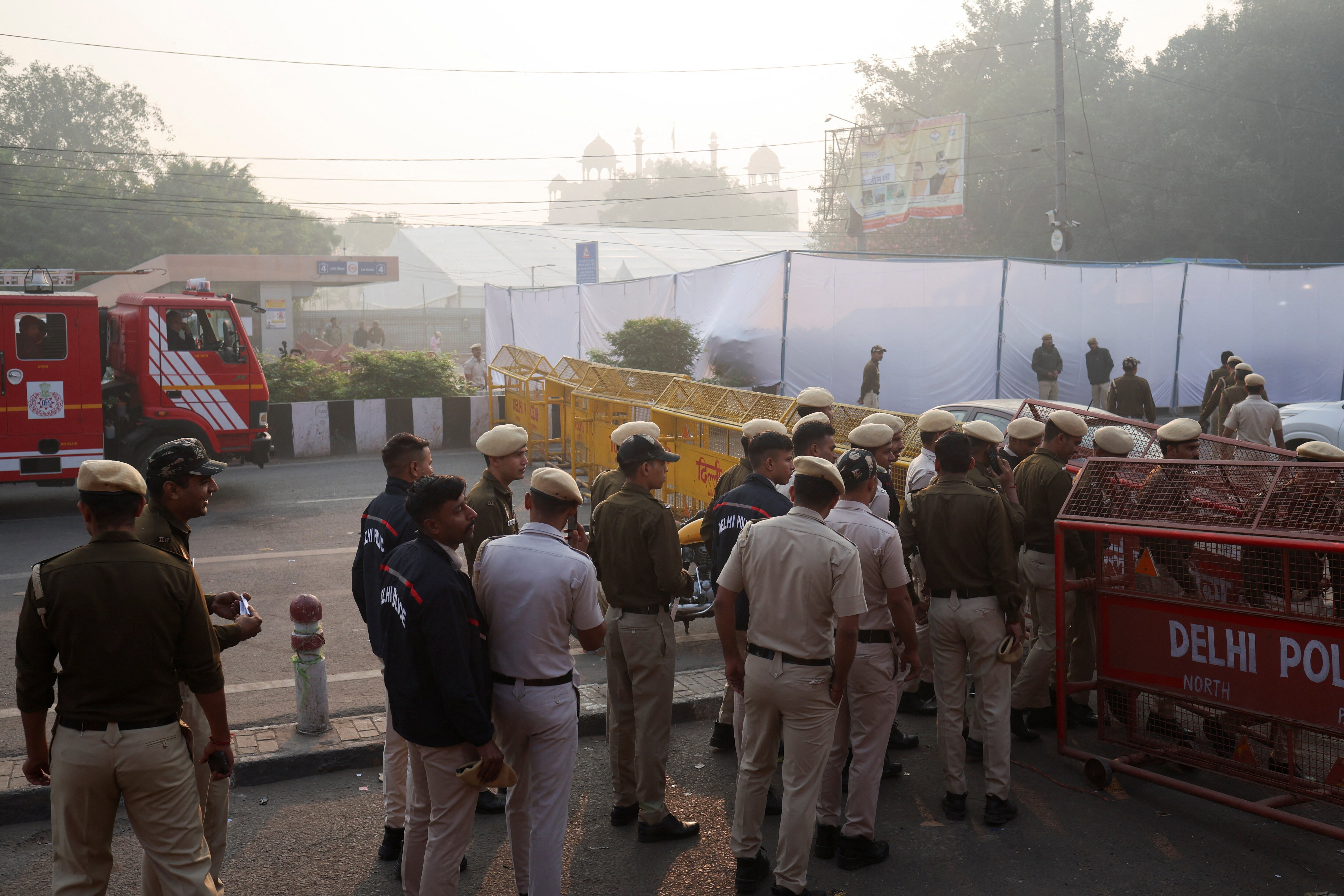 Policemen arrive at the site of an explosion near the historic Red Fort in the old quarters of Delhi, India, November 11, 2025. REUTERS/Adnan Abidi (REUTERS)