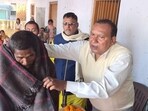 Narendra Kumar Singh aka Bogo Singh distributing blankets to the poor at a programme.(FB/@singh.bogo9)