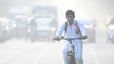 Students going to school in a smoggy and cold morning amid rising levels of air pollution.The Air Quality Index (AQI) rising, Noida recorded an AQI of 406 in the morning, in Noida, India. Students going to school in a smoggy and cold morning amid rising levels of air pollution.The Air Quality Index (AQI) rising, Noida recorded an AQI of 406 in the morning, in Noida, India.