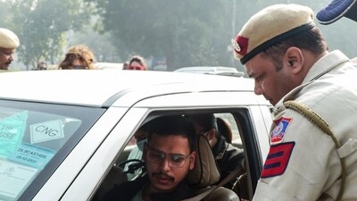Delhi Police check vehicles near the Red Fort area where the recent blast took place, in New Delhi on Wednesday. (ANI Photo/Atul Kumar Yadav) (Atul Kumar Yadav) Delhi Police check vehicles near the Red Fort area where the recent blast took place, in New Delhi on Wednesday. (ANI Photo/Atul Kumar Yadav) (Atul Kumar Yadav)