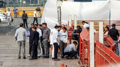 Members of the forensic science laboratory investigate the site of blast that originated from a Hyundai i20 car near the Red Fort Metro station in Delhi on Monday evening. (Naveen Sharma/ANI) Members of the forensic science laboratory investigate the site of blast that originated from a Hyundai i20 car near the Red Fort Metro station in Delhi on Monday evening. (Naveen Sharma/ANI)