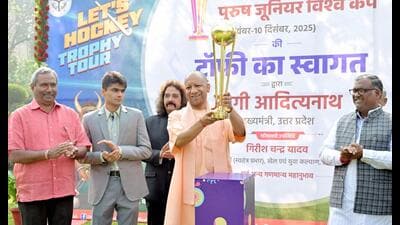 CM Yogi Adityanath welcomes the FIH Men’s Junior Hockey World Cup trophy at his official residence in Lucknow. (HT) CM Yogi Adityanath welcomes the FIH Men’s Junior Hockey World Cup trophy at his official residence in Lucknow. (HT)