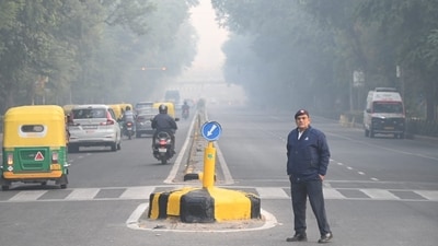With the air quality worsening each day, the Delhi government implemented stage-III of its graded response action plan (GRAP), which was started with immediate effect on Tuesday. (Arvind Yadav/Hindustan Times)