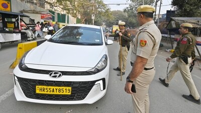Delhi police personnel conduct inspections across the national capital following the deadly blast near the Red fort on Monday. (Sanjeev Verma/Hindustan Times) Delhi police personnel conduct inspections across the national capital following the deadly blast near the Red fort on Monday. (Sanjeev Verma/Hindustan Times)