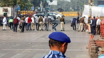 Delhi police and forensic science laboratory personnel on Tuesday examine the site of the blast near the Red fort metro station that stemmed from a Hyundai i20 car. (Naveen Sharma/ANI) Delhi police and forensic science laboratory personnel on Tuesday examine the site of the blast near the Red fort metro station that stemmed from a Hyundai i20 car. (Naveen Sharma/ANI)
