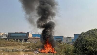 Garbage burning seen at Sector 104 in Gurugram on Wednesday. (Parveen Kumar/HT) Garbage burning seen at Sector 104 in Gurugram on Wednesday. (Parveen Kumar/HT)