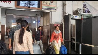 Metal detectors and baggage scanners installed at NER division of Lucknow Junction, but not being used effectively. (HT Photo) Metal detectors and baggage scanners installed at NER division of Lucknow Junction, but not being used effectively. (HT Photo)