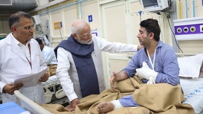 Prime Minister meets a man who was injured during the car blast near Red Fort. (HT Photo) Prime Minister meets a man who was injured during the car blast near Red Fort. (HT Photo)