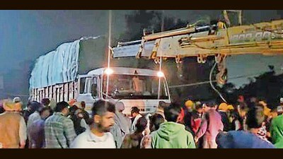 Police removing the tipper truck, that caused the accident,from road in Jagraon on Wednesday. (HT Photo) Police removing the tipper truck, that caused the accident,from road in Jagraon on Wednesday. (HT Photo)