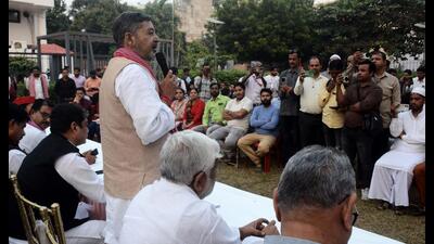 SP MP Virender Singh interacts with shopkeepers at Dal Mandi in Varanasi on Tuesday. (HT)