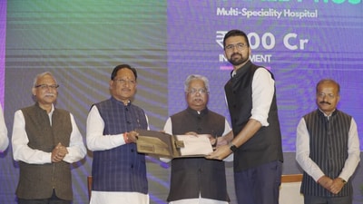 Chhattisgarh Chief Minister Vishnu Deo Sai interacts with an investor during the exchange of a Letter of Intent at the Investors Connect Meet in Ahmedabad.