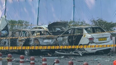 The blast took place at 6.52pm on Monday at Netaji Subhash Marg when the slow-moving i20 – which had been sold multiple times, retrofitted with a CNG tank stopped at a traffic signal, close to the Red Fort metro station. (Sanchit Khanna/HT) The blast took place at 6.52pm on Monday at Netaji Subhash Marg when the slow-moving i20 – which had been sold multiple times, retrofitted with a CNG tank stopped at a traffic signal, close to the Red Fort metro station. (Sanchit Khanna/HT)