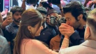 రష్మిక చేతికి ముద్దు పెడుతున్న విజయ్ దేవరకొండ