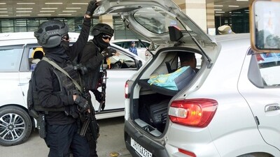 NSG and CISF personnel with a sniffer dog checking vehicles at an airport amid high alert following the Delhi car blast incident (Santosh Kumar/Hindustan Times))