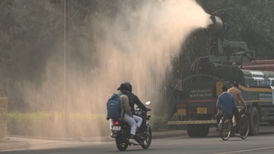 Water sprinklers seen near Kartavya Path, an initiative taken to tackle the increasing air pollution in Delhi. (Vipin Kumar/ Hindustan Times) Water sprinklers seen near Kartavya Path, an initiative taken to tackle the increasing air pollution in Delhi. (Vipin Kumar/ Hindustan Times)