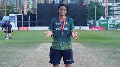 Pakistan's Muhammad Shahzad with the Hong Kong Super Sixes Trophy. (@imshahzad27/x.com) Pakistan's Muhammad Shahzad with the Hong Kong Super Sixes Trophy. (@imshahzad27/x.com)