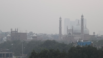 Delhi's Jama Masjid was only partially visible on Wednesday morning due to a blanket of smog in the atmosphere. (Sanchit Khanna/ Hindustan Times) Delhi's Jama Masjid was only partially visible on Wednesday morning due to a blanket of smog in the atmosphere. (Sanchit Khanna/ Hindustan Times)