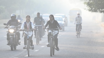 Commuters out on a smoggy morning amid rising air pollution levels, in Noida, India, on Friday ,November 07, 2025. Commuters out on a smoggy morning amid rising air pollution levels, in Noida, India, on Friday ,November 07, 2025.