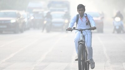 A student going to school on a smoggy morning amid rising levels of air pollution in Noida. (Sunil Ghosh/HT Photo) A student going to school on a smoggy morning amid rising levels of air pollution in Noida. (Sunil Ghosh/HT Photo)