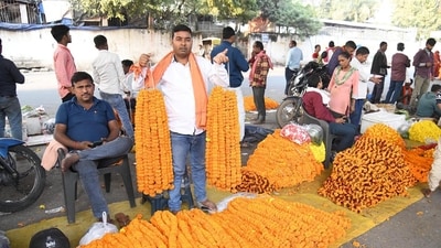 Garland sellers in Patna hope to get good business either way, after the Bihar election 2025 results. (Santosh Kumar/HT Photo)