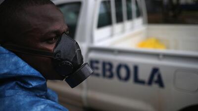 A health worker watches a burial team with Ebola victims in Liberia. (Getty File)
