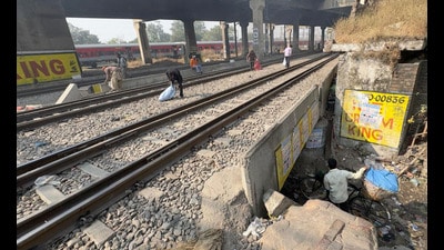 A narrow underpass in front of the Dukhnivaran Sahib Gurdwara at the railway station in Ludhiana, posing serious security issues. (Gurpreet Singh/HT) A narrow underpass in front of the Dukhnivaran Sahib Gurdwara at the railway station in Ludhiana, posing serious security issues. (Gurpreet Singh/HT)