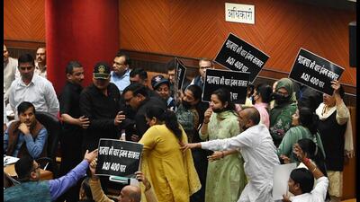 AAP councillors protest over rising AQI during MCD Session at the Civic Centre in New Delhi on Thursday. (Vipin Kumar/HT photo) AAP councillors protest over rising AQI during MCD Session at the Civic Centre in New Delhi on Thursday. (Vipin Kumar/HT photo)