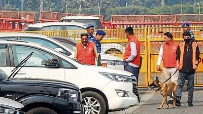 Bomb disposal squads examine the site of the car blast near Red Fort in New Delhi on Thursday. Bomb disposal squads examine the site of the car blast near Red Fort in New Delhi on Thursday.