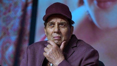 লুকিয়ে ধর্মেন্দ্র ও দেওল পরিবারের ভিডিয়ো করায় হাসপাতালের এক কর্মী গ্রেফতার! লুকিয়ে ধর্মেন্দ্র ও দেওল পরিবারের ভিডিয়ো করায় হাসপাতালের এক কর্মী গ্রেফতার!