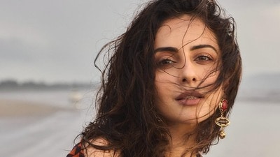 <p>దే దే ప్యార్ దే 2 మూవీ ప్రమోషన్లలో బిజీగా ఉన్న రకుల్ ప్రీత్ సింగ్ ఇలా హాట్ పోజులిచ్చింది. ఈ పిక్స్ వైరల్ గా మారాయి. </p> (instagram-Rakul Singh) <p>దే దే ప్యార్ దే 2 మూవీ ప్రమోషన్లలో బిజీగా ఉన్న రకుల్ ప్రీత్ సింగ్ ఇలా హాట్ పోజులిచ్చింది. ఈ పిక్స్ వైరల్ గా మారాయి. </p> (instagram-Rakul Singh)