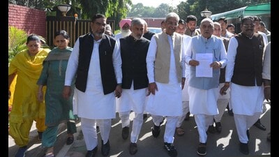 Leader of Opposition Bhupinder Singh Hooda and Congress MLAs meet Haryana governor in Chandigarh on Thursday. (Keshav Singh/Hindustan Times)
