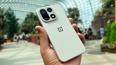 Available in three finishes, Infinite Black, Sand Storm, and Ultra Violet, the OnePlus 15 sports a refined matte back and an aluminium frame. (Ayushmann Chawla)