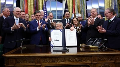 U.S. President Donald Trump poses for a photo after he signs the funding bill to end the U.S. government shutdown, at the White House in Washington, D.C., U.S., November 12, 2025. REUTERS/Kevin Lamarque (REUTERS)