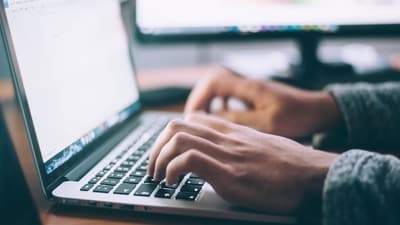Sitting 30 mins, standing 15 helps office workers reduce back pain and stress (Unsplash) Sitting 30 mins, standing 15 helps office workers reduce back pain and stress (Unsplash)