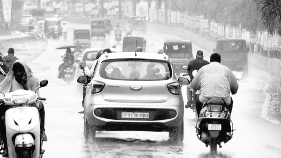 <p>అల్పపీడనం ఏర్పడితే… అది బలపడి వాయుగుండంగా మారే సూచనలు కూడా ఉన్నాయి. దీని ప్రభావంతో ఏపీలోని దక్షిణ కోస్తా జిల్లాలు, రాయలసీమలోని కొన్ని ప్రాంతాల్లో మోస్తారు నుంచి భారీ వర్షాలు పడే సూచనలున్నాయి.</p>(image source @APSDMA)