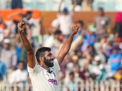 <p>భారత్-సౌతాఫ్రికా మధ్య మొదలైన తొలి టెస్టులో ఫాస్ట్ బౌలర్ బుమ్రా రికార్డు క్రియేట్ చేశాడు. అతడు తొలి ఇన్నింగ్స్ లో 5 వికెట్లు తీశాడు. టెస్టు కెరీర్లో అతడు 16వసారి ఒక ఇన్నింగ్స్ లో 5 వికెట్లు తీయగా.. సెనా దేశాలపై 13వసారి కావడం విశేషం. సెనా జట్లపై అత్యధికసార్లు ఫైఫర్లతో టెస్టు క్రికెట్ లో నంబర్ 1 ఆసియా పేసర్ గా రికార్డు సృష్టించాడు. వసీం అక్రమ్ రికార్డును బద్దలు కొట్టాడు.</p>