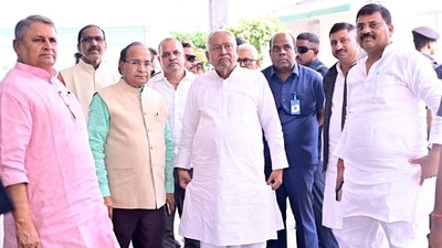 Chief minister Nitish Kumar with JD(U) leaders. (Santosh Kumar/HT)