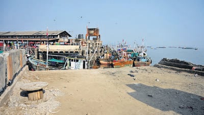 A 58-year-old taxi driver, Jayprakash Sharma, lost his life when his taxi plunged into the Arabian Sea at Bhaucha Dhakka in South Mumbai when he was driving on an old bridge, once used by fishermen. (Raju Shinde/HT Photo) A 58-year-old taxi driver, Jayprakash Sharma, lost his life when his taxi plunged into the Arabian Sea at Bhaucha Dhakka in South Mumbai when he was driving on an old bridge, once used by fishermen. (Raju Shinde/HT Photo)