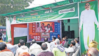 Anant Singh’s supporters look at poll results. (Santosh Kumar/HT Photo) Anant Singh’s supporters look at poll results. (Santosh Kumar/HT Photo)