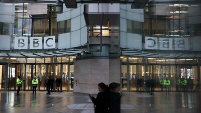People stand outside BBC Broadcasting House, after Director General Tim Davie and CEO of BBC News Deborah Turness resigned on Sunday following accusations of bias at the British broadcaster, including in the way it edited a speech by U.S. President Donald Trump, in London, Britain, November 14, 2025. REUTERS/Isabel Infantes     TPX IMAGES OF THE DAY (REUTERS)